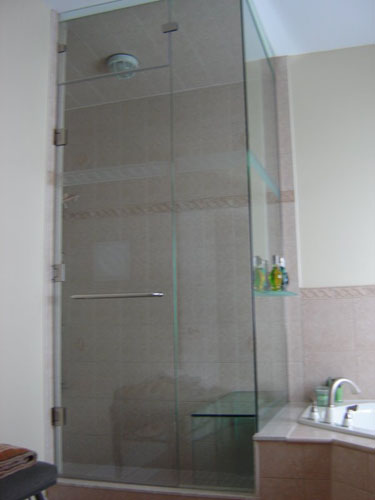 Steam shower with glass bench and shelf