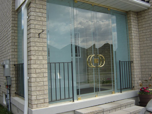 Frameless glass porch with modern design and locking doors
