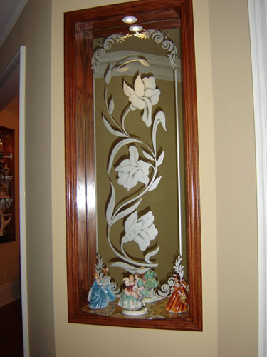 Niche mirror with traditional design