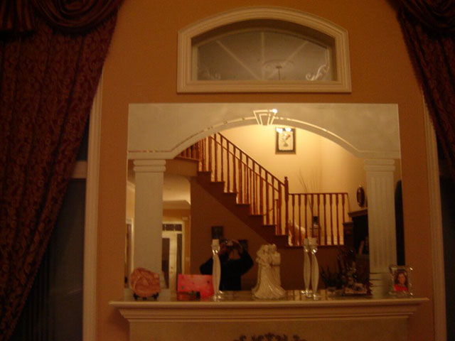 Fireplace mirror with Roman arch design