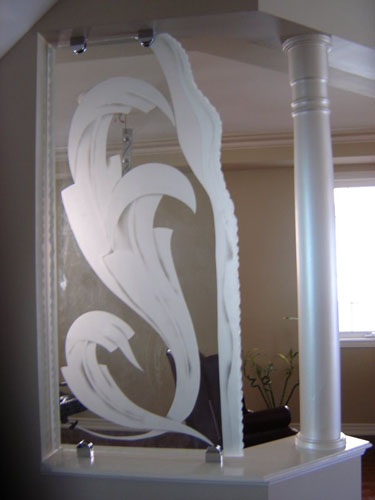 Traditional design on partition between hallway and dining room